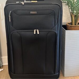 Pacific Coast Signature 28″ Softside Spinner Upright Luggage – Black